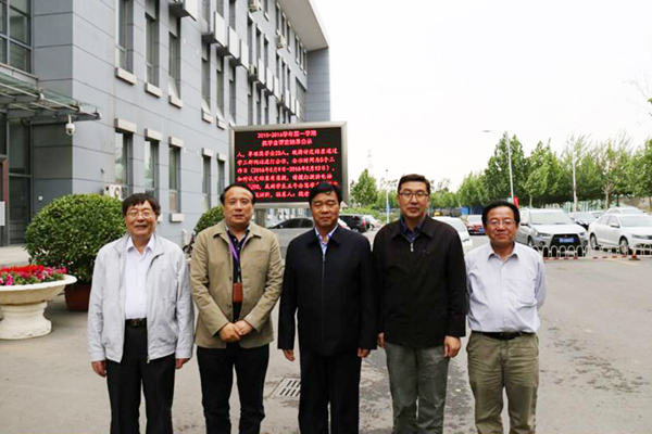 孙进院长与天津职业大逐梦国际pg长刘斌（左二）、原校长董刚（右二）等校领导合影