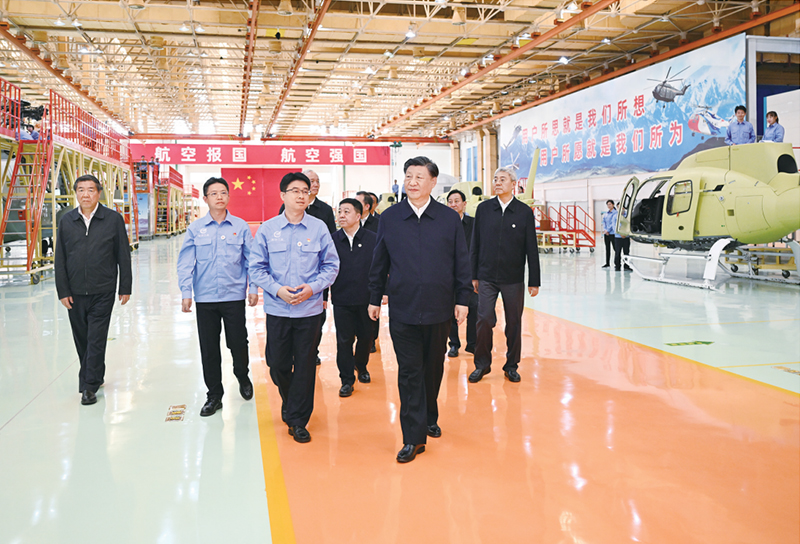 2023年10月10日至13日，中共中央总书记、国家主席、中央军委主席习近平在江西考察。这是11日上午，习近平在景德镇市昌河飞机工业（集团）有限公司考察。 新华社记者 燕雁/摄