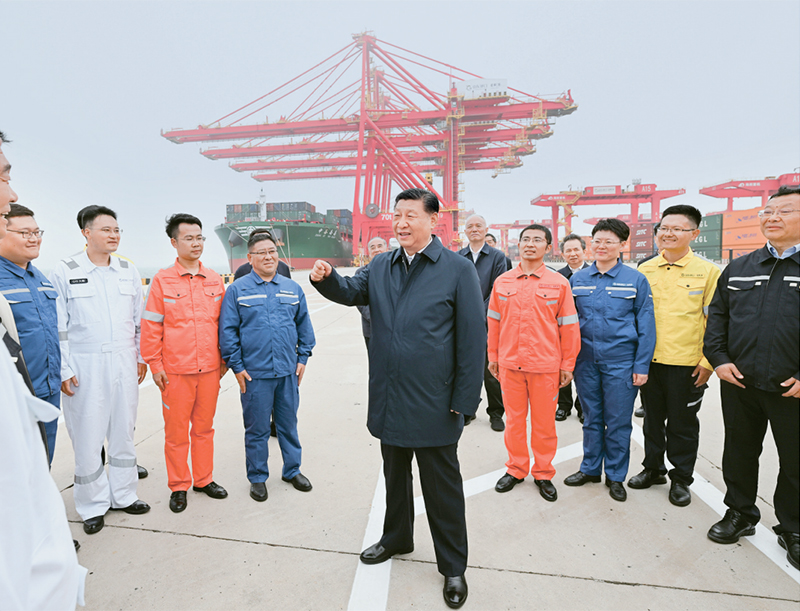 2024年5月22日至24日，中共中央总书记、国家主席、中央军委主席习近平在山东考察。这是22日下午，习近平在日照港亲切慰问港口科技工作者、运营人员、航运人员。 新华社记者 谢环驰/摄