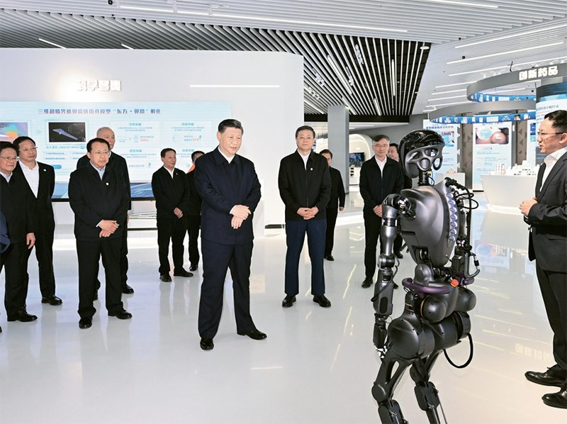 2023年11月28日至12月2日，中共中央总书记、国家主席、中央军委主席习近平在上海考察。这是11月28日下午，习近平在浦东新区张江科学城参观上海科技创新成果展。 新华社记者 谢环驰/摄