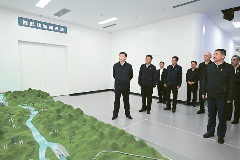 2023年12月14日至15日，中共中央总书记、国家主席、中央军委主席习近平在广西考察。这是14日上午，习近平在南宁市考察中国—东盟信息港股份有限公司，结合平陆运河沙盘听取西部陆海新通道骨干工程建设汇报。 新华社记者 谢环驰/摄